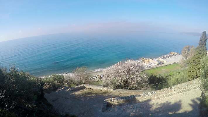 전통 종교 문화 바다 여행 건축양식 하늘 휴가 산 사람없음 건물 물 여름 교회 믿음 탑 골동품 흰색 기도 도시 역사 그리스 신성 수도원 그리스인 항공촬영 비잔틴 수녀원 신앙심 안뜰 옛날 수평선 4K MP4 해외동영상 클립영상 자연요소 서양인 건축물 계절 건축 감정 유럽 뷰포인트 컬러 종교건축 동영상 제국 파일형식