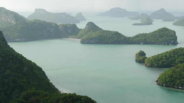 공원 아시아 바다 섬 여행 백그라운드 태국 휴가 열대 산 안테나 파노라마 풍경 사람없음 물 여름 파란색 여행객 맑음 전원 만 숲 열대우림 언덕 암초 석호 내추럴 가죽끈 이국적 전국 파라다이스 4K MP4 해외동영상 클립영상 자연요소 계절 공공시설 나라 컬러 통신 날씨 촬영기법 사람 끈 전기에너지 가죽 동영상 파일형식