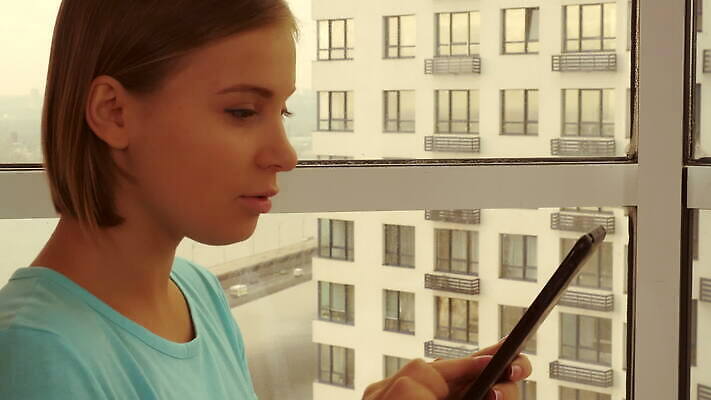 백인 여자 행복 얼굴 인터넷 창문 모바일 아파트 주택 한명 미소 풍경 20대 건물 옆모습 10대 파란색 스마트폰 핸드폰 쇼핑 금발 스크린 터치 도시 메시지 플랫 닫기 무선전화기 스마트 나눔 온라인 소셜 채팅 셀룰러 4G MOV 해외동영상 클립영상 서양인 1 헤어스타일 건축물 감정 뷰포인트 컬러 컨셉 모션 청소년 표정 IT 사람 청년 신체부위 전자제품 스마트기기 전화기 동영상 파일형식