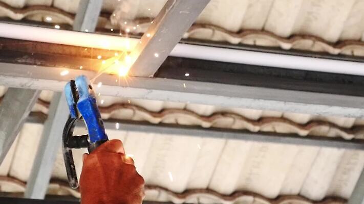 직업 남자 산업 건축양식 사다리 공장 불 불꽃 노동자 주택 기술 가면 안전 사람 사람없음 건물 빛 금속 장비 건설현장 과학기술 공구 손전등 도시 업무 작업실 엔지니어 연기 제조 보호 철 에스컬레이터 무거움 공학 건축업자 공예가 용접 용접공 철강 MP4 해외동영상 클립영상 자연요소 건축물 교육 건축 컨셉 공업 재질 조명 건설업 도구 작업 기술자 무게 동영상 파일형식