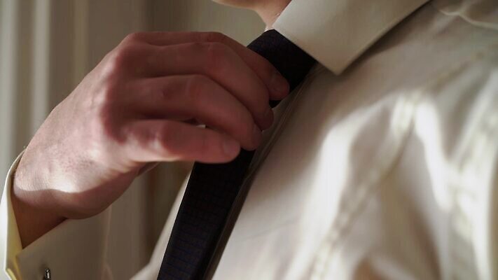 백인 라이프스타일 남자 신랑 셔츠 비즈니스 성공 넥타이 노동자 실내 관리 사람 정장 소년 파란색 사무실 유행 검은색 흰색 비즈니스맨 클래식 우아함 천 준비 조절 넣기 정중 착용 스타일 MOV 해외동영상 클립영상 서양인 직업 잡화 옷 어린이 컬러 결혼 컨셉 상의 모션 내부 생활 직물 직장인 동영상 파일형식