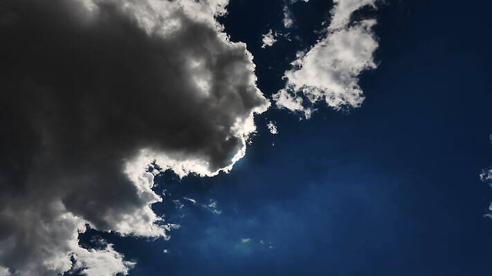 구름 컬러 백그라운드 자연 하늘 날씨 풍경 사람없음 야외 가로 여름 파란색 빛 햇빛 태양 우주 환경 흰색 전원 분위기 장면 천국 솜털 스카이라인 내추럴 오존 적란운 천창 유일 4K 타임랩스 MOV 해외동영상 클립영상 자연요소 계절 컨셉 촬영기법 전기에너지 생태계 동영상 파일형식 구름_자연