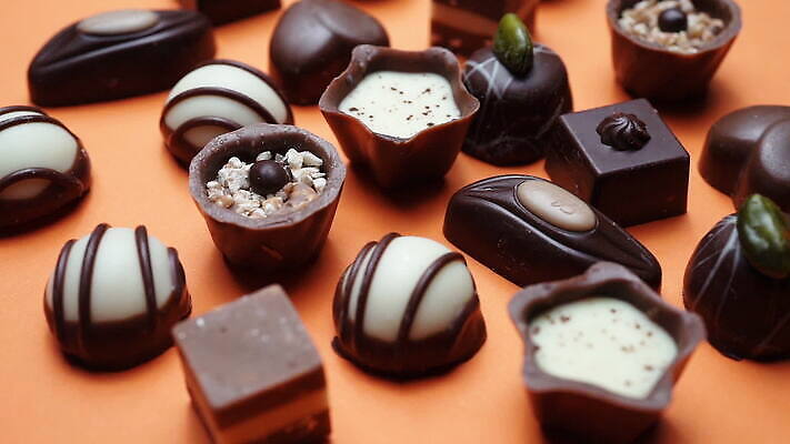 음식 컬러 백그라운드 디저트 파스타 사탕 사람없음 장식 세트 갈색 초콜릿 어둠 흰색 원형 그룹 닫기 달콤 맛 상품 작음 유혹 설탕 수집 먹기 가득함 크림 오브젝트 흰배경 호두 코코넛 모음 코코아 고립 특별함 프랄린 전경 맛있는 MOV 해외동영상 클립영상 도형 음료 컨셉 과일 모션 서양음식 풍경 한글 견과류 크기 동영상 파일형식 탑뷰