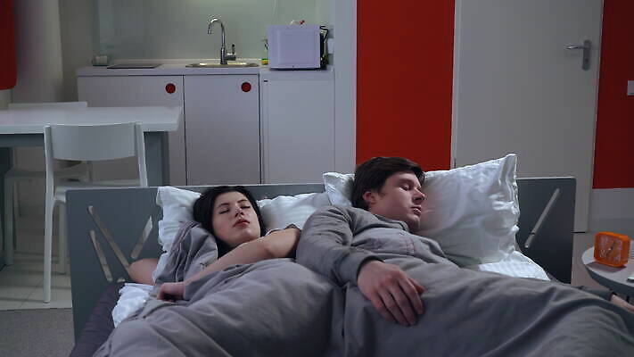 백인 커플 여자 남자 컬러 2 가족 관계 호텔 아침 휴식 아파트 주택 실내 사랑 사람 내부 두명 빨간색 평화 침실 회색 침대 잠 플랫 작음 담요 공포 7 거짓말 취침시간 4K MOV 해외동영상 클립영상 주간 서양인 감정 가구 컨셉 숙소 건물 숫자 크기 동영상 파일형식