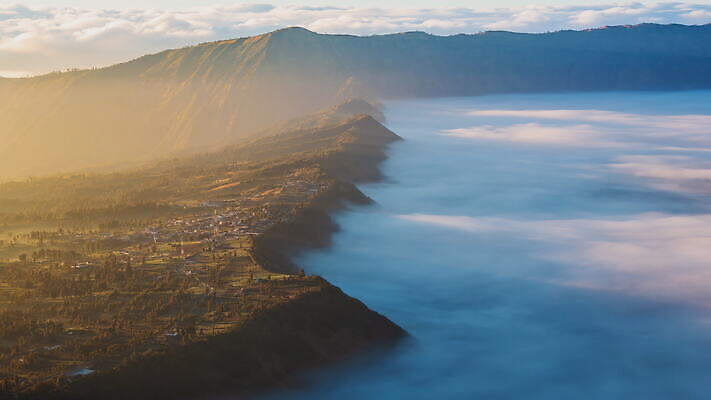 여행 백그라운드 겨울 자연 아침 날씨 산 안테나 사람없음 야외 햇빛 마을 일출 계곡 일몰 하이킹 안개 시골 언덕 화산 인도네시아 먼지 분화구 랜드마크 뿌연 인기 절정 4K 타임랩스 MOV 해외동영상 클립영상 주간 계절 아시아 통신 레저 촬영기법 태양 노을 생태계 동영상 파일형식