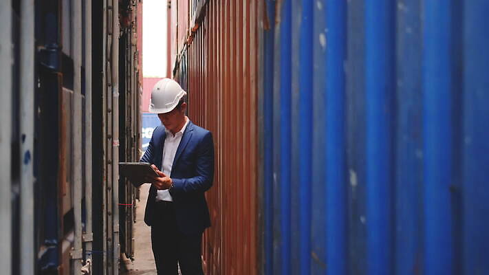 백인 직업 행복 산업 유니폼 비즈니스 공장 교통시설 노동자 직장 한명 서기 미소 안전 사람 야외 글로벌 알약 항구 장비 화물 업무 틈 엔지니어 감독 컨테이너 조선소 서비스 경영자 상업 부름 수납 포트 물류 경영 분배 터미널 4K MOV 해외동영상 클립영상 서양인 1 옷 감정 교통 회사 공업 모션 표정 약 운송업 작업 기술자 시설 리더 동영상 파일형식