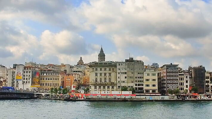 유럽 아시아 바다 여행 백그라운드 건축양식 하늘 주택 이스탄불 뿔 파노라마 풍경 사람없음 건물 물 여름 파란색 도시풍경 여행객 탑 도시 보트 황금 야간 저녁 모스크 동쪽 스카이라인 칠면조 랜드마크 보스포루스 옛날 MOV 튀르키예 해외동영상 클립영상 자연요소 건축물 계절 건축 나라 컬러 배_교통 조류 촬영기법 사람 이슬람교 방향 동영상 파일형식
