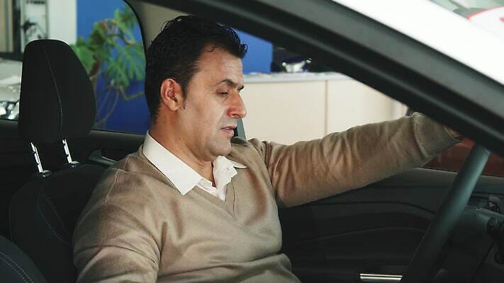 남자 셔츠 돈 의자 비즈니스 바지 자동차 열쇠 전등 새로움 한명 정장 세일 상점 일본 검은색 어둠 재킷 거래 덮개 흰색 비즈니스맨 바퀴 선택 구매 핸들 브레이크 스웨터 피부 서비스 속도 활 연료 가스 엔진 모터 디젤 완벽 자동 조언 대리인 4K MOV 해외동영상 클립영상 1 옷 아시아 육상교통 컬러 가구 컨셉 상의 하의 조명 사람 신체부위 쇼핑 외투 뚜껑 직장인 재산 동영상 파일형식