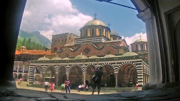 나무 전통 종교 여행 건축양식 하늘 미술 사람 사람없음 건물 장식 교회 여행객 중세 재산 성자 수도원 동쪽 랜드마크 발칸반도 불가리아 옛날 패닝샷 회랑 HD 타임랩스 MOV 해외동영상 클립영상 식물 건축물 건축 종교건축 문화예술 촬영기법 금융 복도 역사 방향 동영상 파일형식 남유럽