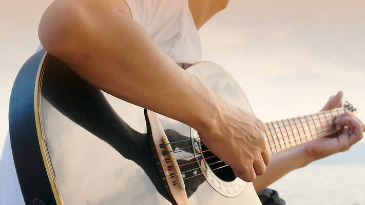 라이프스타일 손 남자 줄 음악 백그라운드 노래 손가락 놀이 휴가 휴식 기술 한명 사람 여러명 취미 야외 여름 쪽지 소리 일몰 공연 음악가 기구 기타 도구 청바지 클래식 연습 기타리스트 재즈 리듬 멜로디 뮤지컬 4K MOV 해외동영상 슬로모션 클립영상 직업 1 계절 다수 컨셉 바지 현악기 문화예술 촬영기법 이벤트 생활 신체부위 노을 연주자 동영상 파일형식