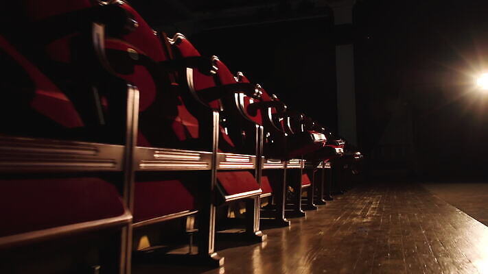 문화 의자 회의 불꽃 실내 이야기 이벤트 사람없음 내부 빨간색 빛 어둠 콘서트 공연 무대 홀 영화관 극장 영화 쇼 안락의자 장면 드라마 스포트라이트 객석 오페라 줄서기 벨벳 비어있는 MOV 해외동영상 클립영상 컬러 가구 비즈니스 모션 불 문화예술 공간 실크 동영상 파일형식