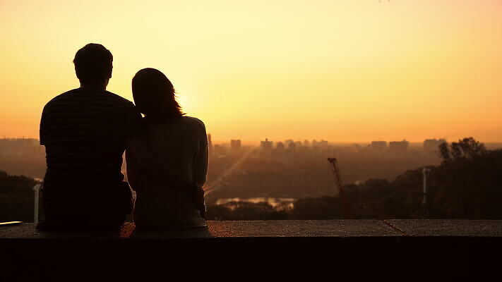 커플 여자 남자 산업 가족 키스 함께함 파노라마 사랑 앉기 풍경 두명 뒷모습 친구 햇빛 머리 일출 황혼 일몰 새벽 관찰 잡기 도시 저녁 어깨 그림 팔 동반자 수평선 동정 4K MOV 해외동영상 클립영상 자연요소 감정 뷰포인트 컨셉 관계 모션 촬영기법 사람 신체부위 태양 노을 야간 애정표현 동영상 파일형식