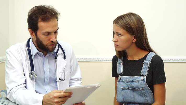 라이프스타일 벽 컬러 셔츠 상의 티셔츠 의자 탁자 수염 엑스레이 건강 대화 앉기 두명 컴퓨터 금발 사무실 알약 약 환자 의사 흰색 청바지 키보드 가운 결과 질병 피부 추천 방문 문제 돌봄 심각 조언 치료사 4K MOV 해외동영상 클립영상 직업 헤어스타일 옷 가구 컨셉 비즈니스 바지 의학 모션 말하기 사람 생활 신체부위 전자제품 의료진 동영상 파일형식