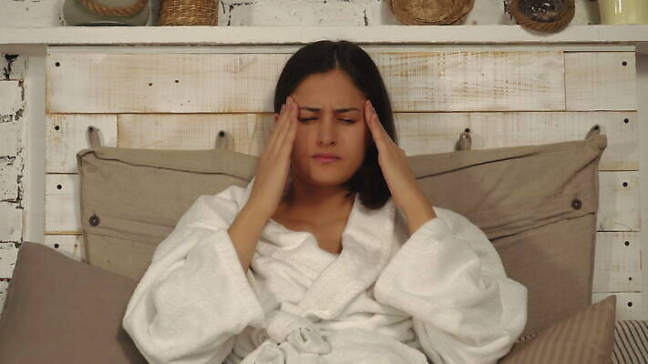 백인 여자 스트레스 주택 갈색머리 실내 건강 피곤 한명 사람 앉기 20대 성인 내부 30대 알약 약 머리 침실 방 고통 슬픔 흰색 침대 목욕가운 찡그림 플랫 질병 두통 나쁜 거짓말 숙취 편두통 4K MOV 해외동영상 클립영상 서양인 1 헤어스타일 감정 컬러 가구 컨셉 의학 모션 표정 청년 건물 신체부위 장년 가운 동영상 파일형식