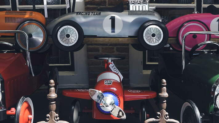 모델 벽 교통시설 자동차 탁자 사람없음 야외 컬러풀 장난감 상점 전시 닫기 플라스틱 오브젝트 네덜란드 기념품 고물 많음 4K MOV 해외동영상 클립영상 유럽 육상교통 컬러 가구 교통 컨셉 모션 재질 시설 동영상 파일형식