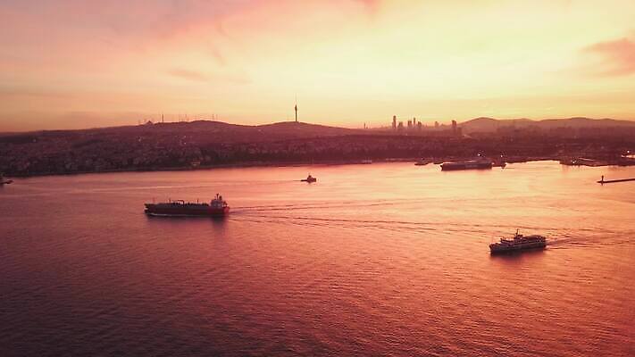 바다 여행 컨셉 중동 하늘 아침 날씨 이스탄불 안테나 파노라마 사람없음 하이앵글 햇빛 일출 탑 황혼 일몰 새벽 도시 분위기 장면 지역 스카이라인 칠면조 드론 보스포루스 하렘 4K MP4 해외동영상 클립영상 주간 자연요소 건축물 나라 뷰포인트 통신 조류 촬영기법 태양 노을 동영상 파일형식 튀르키예