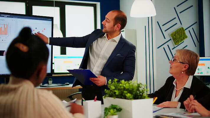 직업 회사 비즈니스 사업가 통신 회의 그래프 협력 설계 대화 설명 사람 금융 사무실 모니터 정보 가리킴 업무 비즈니스맨 비즈니스우먼 발표 계획 대표 토론 동료 경영자 리더 창업 나눔 다민족 경영 프로젝트 브레인스토밍 4K MOV 해외동영상 클립영상 여자 남자 컨셉 관계 모션 말하기 손짓 경제 컴퓨터 작업 직장인 자영업 동영상 파일형식