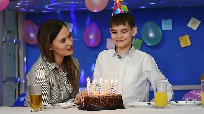 백인 라이프스타일 행복 아들 어린이 가족 모션 엄마 휴가 디저트 주택 사람 이벤트 소년 빛 파티 케이크 축제 축하 생일 달콤 만들기 MP4 해외동영상 클립영상 서양인 기념일 남자 감정 음식 컨셉 관계 건물 생활 맛 동영상 파일형식