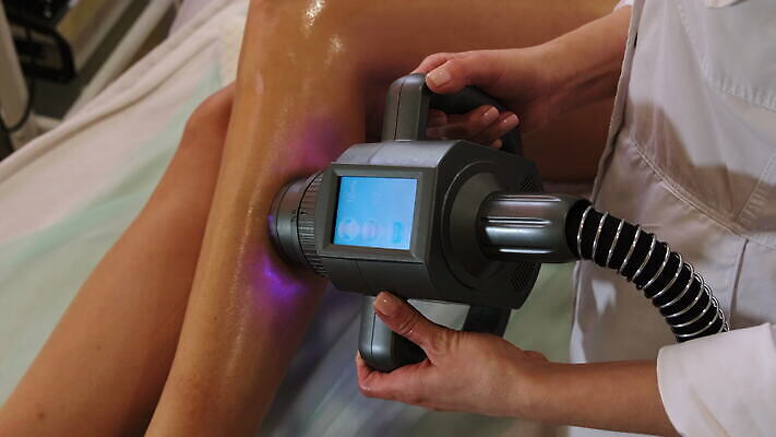 백인 직업 손 여자 신체 휴식 실내 건강 사람 뷰티 상점 스파 기계 화장품 장비 기구 공구 마사지 하락 피부 반대 테라피 주인 순서 거짓말 돌봄 진공 치유 하드웨어 셀룰라이트 4K MOV 해외동영상 슬로모션 클립영상 서양인 컨셉 모션 촬영기법 내부 신체부위 컴퓨터 도구 동영상 파일형식