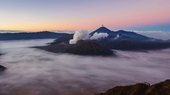 구름 여행 이동 자연 하늘 아침 불꽃 산 안테나 풍경 사람없음 야외 빨간색 햇빛 마을 일출 동남아시아 안개 연기 숲 큼 폭발 화산 인도네시아 먼지 분화구 스카이라인 연소 랜드마크 절정 4K 타임랩스 MOV 해외동영상 클립영상 주간 자연요소 아시아 컬러 컨셉 통신 불 날씨 촬영기법 태양 노을 크기 생태계 동영상 파일형식