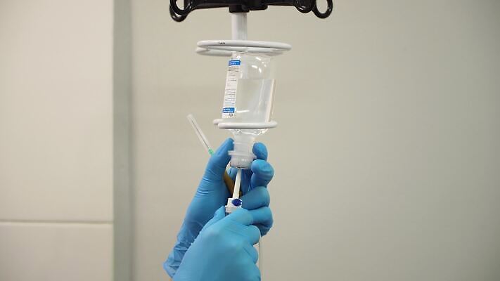 직업 장갑 백그라운드 건강 병원 주사기 치료 약 방 장비 흐름 간호사 의사 긴급 바늘 바이러스 떨어짐 질병 준비 튜브 주사약 외과 해결 조제 돌봄 치유 투입 헬프 항생제 코로나바이러스 4K MP4 해외동영상 클립영상 잡화 컨셉 의학 의료기기 모션 의료진 도구 도움 만들기 동영상 파일형식