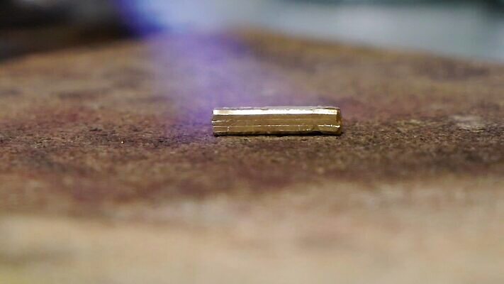 직업 디자인 산업 장신구 탁자 불 노동자 기술 사람없음 노란색 금속 장비 도구 공구 반지 작업 뜨거움 작업실 황금 고급 제조 은색 상품 보석 버너 만들기 난방 공예가 대장장이 백금 솜씨 핸드메이드 화상 MOV 해외동영상 클립영상 자연요소 컬러 가구 컨셉 모션 재질 상처 광석 동영상 파일형식