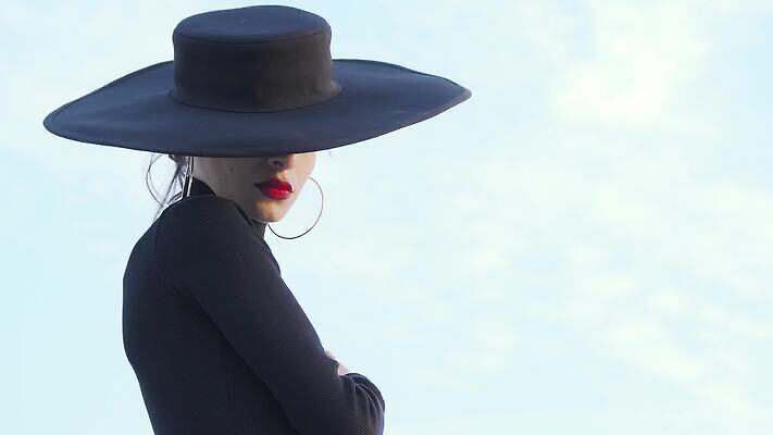 여자 얼굴 신체 하늘 미술 한명 이벤트 야외 유행 검은색 화장품 새벽 공연 댄서 낭만 립스틱 자유 표현 입 수수께끼 화려 우아함 저녁 신비 유혹 피부 예술가 열정 연예인 단아함 4K MOV 해외동영상 클립영상 자연요소 직업 1 감정 컬러 컨셉 문화예술 사람 신체부위 뷰티 야간 동영상 파일형식