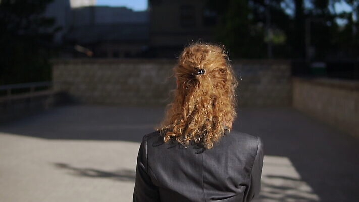 백인 모델 직업 1 라이프스타일 행복 40대 여행 이동 CEO 성공 모바일 대화 협상 한명 사람 야외 30대 스마트폰 핸드폰 금발 햇빛 걷기 도시 비즈니스우먼 네트워크 우아함 경영자 바쁨 신분 소통 코스모폴리탄 성인여자만 MOV 해외동영상 슬로모션 클립영상 서양인 헤어스타일 여자 감정 중년 컨셉 비즈니스 모션 촬영기법 말하기 생활 장년 전자제품 스마트기기 태양 칵테일 직장인 리더 동영상 여자만 성인만 파일형식