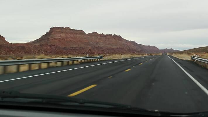 도로 모래 여행 자동차 유리 산 항해 사람없음 노란색 계곡 미국 운전 자유 고속도로 황무지 분위기 땅 인도인 페이지 사암 애리조나 그랜드캐니언 루트 방법 서쪽 시온산 자동 직진 1인칭시점 4K MP4 해외동영상 클립영상 외국인 시선 길 육상교통 컬러 컨셉 북아메리카 배_교통 교통시설 모션 재질 동양인 돌_바위 방향 동영상 파일형식