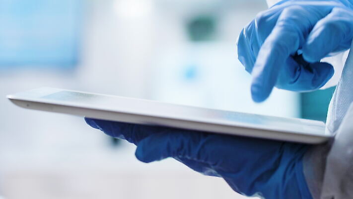 직업 남자 장갑 유니폼 실내 성인 컴퓨터 태블릿 알약 약 스크린 장비 코트 타이핑 업무 실험실 닫기 질병 무선전화기 과학자 하이테크 튜브 온라인 패드 터치스크린 화학자 4K MOV 해외동영상 클립영상 잡화 옷 과학 의학 모션 기술 실험 사람 내부 전자제품 스마트기기 외투 작업 전화기 동영상 학자 파일형식