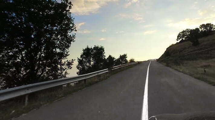 도로 스포츠 포즈 이동 곡선 자동차 산 거리 숙이기 사람없음 일몰 경쟁 이탈리아 공연 운전 도전 수확 시골 레이싱 운전사 파일럿 승무원 언덕 회전 오르기 스포츠카 오르막 레이서 조율 집회 1인칭시점 4K MOV 해외동영상 클립영상 레이스천 직업 시선 유럽 길 선 육상교통 컨셉 농업 교통시설 모션 이벤트 시합 노을 직물 동영상 파일형식