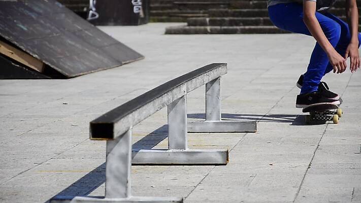 라이프스타일 공원 남자 유럽 도로 스포츠 장난 청소년 거리 주택 기술 그림자 사람 야외 건물 태양 맑음 점프 스케이트 스케이팅 도시 스케이트보드 보행로 승차 묘기 타운 스케이터 조작 콘크리트 성인남자만 MOV 해외동영상 슬로모션 클립영상 자연요소 건축물 공공시설 나라 길 스포츠용품 교통시설 모션 날씨 겨울스포츠 운동선수 촬영기법 생활 보드_스포츠 동영상 남자만 성인만 파일형식