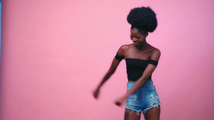 백인 모델 헤어스타일 손 배너 드레스 포즈 흑인 비즈니스 바닥 실내 파노라마 한명 앉기 뷰티 숫자 유행 모임 덮개 흰색 고급 잡지 누드 발사 디자이너 미녀 경영자 상업 예술가 스타일리스트 헤딩 스타일 4K MOV 해외동영상 클립영상 서양인 직업 문자 1 옷 컬러 컨셉 모션 촬영기법 사람 내부 신체부위 간행물 축구 뚜껑 미인 리더 동영상 파일형식