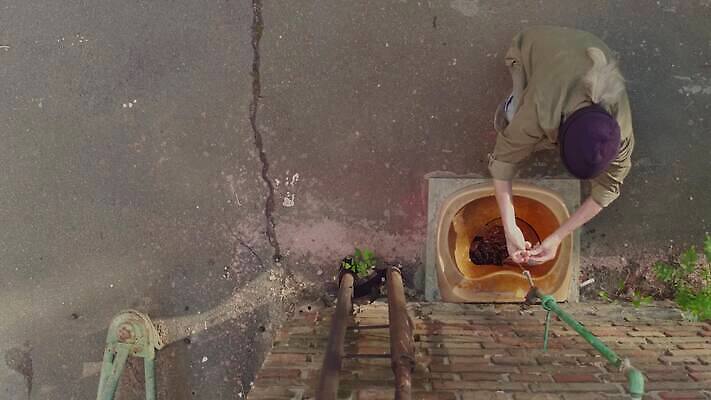 얼굴 거리 돌담 한명 사람 야외 물 청결 추위 코트 좌절 닫기 씻기 가난 청소 버리기 리빙 거지 구걸 노숙자 위생관리 헬프 4K MP4 해외동영상 클립영상 자연요소 1 감정 컨셉 모션 관리 신체부위 담장 외투 돌_바위 도움 위생 동영상 파일형식