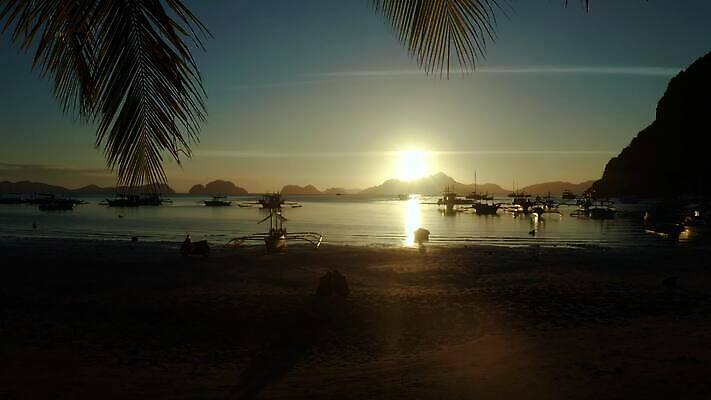 바다 섬 여행 자연 하늘 산 사람없음 물 야자수 햇빛 태양 노란색 어둠 황혼 일몰 새벽 만 보트 장면 스카이라인 다도해 수평선 4K MOV 해외동영상 클립영상 자연요소 나무 컬러 배_교통 노을 생태계 동영상 파일형식