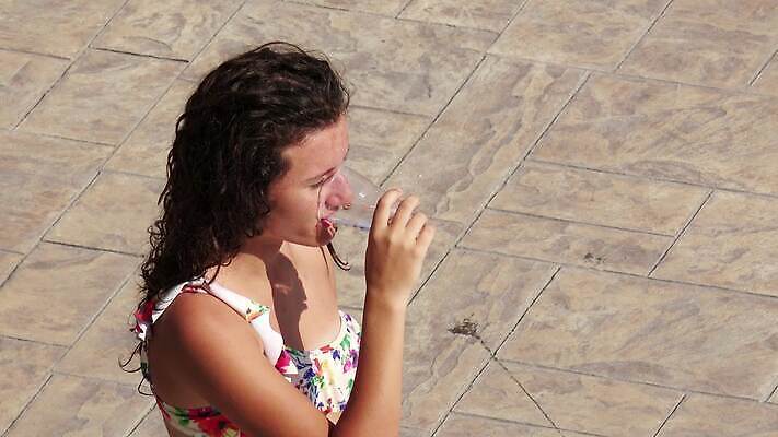 라이프스타일 여자 수영복 음료 바다 여행 휴가 건강 한명 사람 성인 야외 물 비키니 태양 여행객 수영 침대 신선 뜨거움 선탠 수분 플라스틱 갈증 당구 상쾌 휴양지 히스패닉 뗏목 매트리스 탈수 4K MP4 해외동영상 클립영상 자연요소 1 옷 감정 교통수단 가구 배_교통 재질 생활 구기 장소 수상스포츠 동영상 파일형식