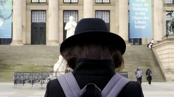 전통 외관 유럽 종교 문화 여행 백그라운드 건축양식 하늘 거리 독일 건물 파란색 도시풍경 성당 교회 여행객 검은색 가을 도시 화려 광장 베를린 천연기념물 프랑스어 랜드마크 옛날 4K MOV 해외동영상 클립영상 문자 건축물 계절 건축 나라 컬러 컨셉 종교건축 사람 풍경 동영상 파일형식