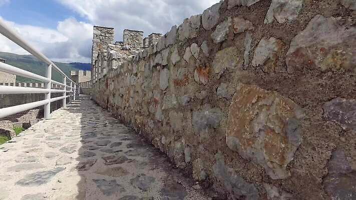 유럽 벽 여행 건축양식 하늘 파노라마 풍경 사람없음 관광지 탑 바위 중세 역사 폐허 동유럽 고고학 랜드마크 마케도니아 발칸반도 4K MP4 해외동영상 클립영상 건축물 교육 건축 나라 촬영기법 돌_바위 동영상 파일형식 남유럽