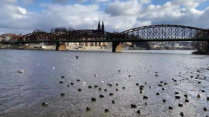 유럽 건축양식 사람없음 강 성당 교회 도시 체코 프라하 랜드마크 보헤미아 수도권 4K 타임랩스 MP4 해외동영상 클립영상 건축 나라 종교건축 촬영기법 건물 지역 동영상 파일형식