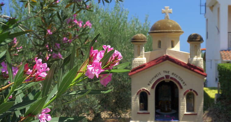 나무 1 전통 공원 꽃 유럽 종교 도로 분홍색 십자가 사람없음 야외 초록색 여름 햇빛 교회 믿음 맑음 봄 벚꽃 바위 나뭇가지 사찰 예수 숲 작음 그리스 오브젝트 신성 기념물 그리스인 길가 사당 숭배 신앙심 4K MOV 해외동영상 클립영상 서양인 식물 계절 공공시설 감정 나라 길 컬러 종교건축 교통시설 날씨 건물 태양 돌_바위 신_종교 크기 동영상 파일형식
