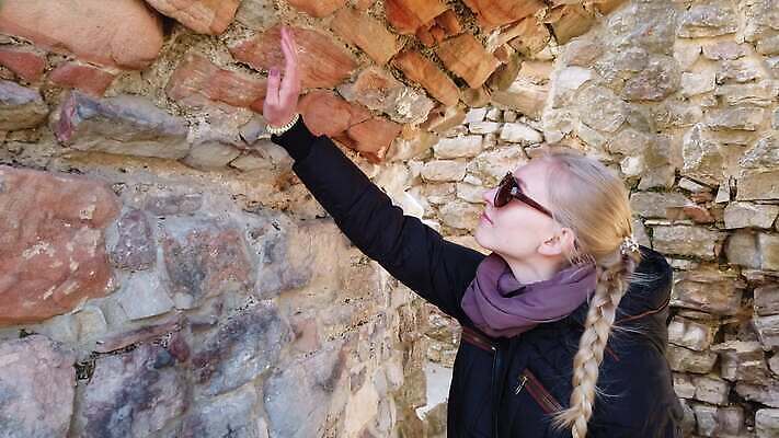 백인 라이프스타일 여자 벽 여행 건축양식 휴가 한명 사람 풍경 성인 야외 건물 여름 여행객 바위 도시 성 중세 역사 재산 천연기념물 옛날 4K MOV 해외동영상 클립영상 서양인 1 건축물 계절 건축 생활 금융 돌_바위 동영상 파일형식