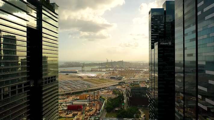 산업 아시아 도로 비즈니스 교통시설 하늘 안테나 사람없음 건물 금융 도시풍경 항구 고층빌딩 화물 도시 보트 고속도로 센터 도심 컨테이너 기중기 함선 포트 스카이라인 싱가폴 드론 랜드마크 로딩 조감도 터미널 4K MP4 해외동영상 클립영상 건축물 나라 길 교통 배_교통 통신 풍경 빌딩 경제 운송업 중장비 시설 동영상 파일형식