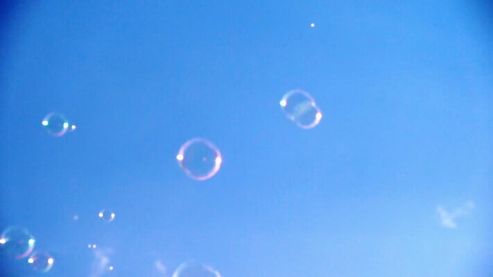 구름 행복 컬러 백그라운드 컨셉 상상 자연 놀이 하늘 추상 사람없음 물 여름 파란색 빛 반사 파티 거품 기쁨 꿈 젖음 원형 불기 비누 공상 마법 여의주 MOV 해외동영상 클립영상 자연요소 도형 계절 감정 무늬 모션 이벤트 위생용품 생태계 동영상 파일형식