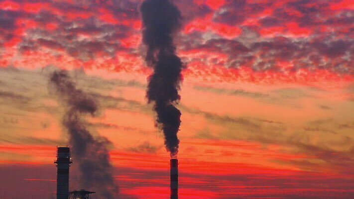 식물 실루엣 산업 공장 하늘 굴뚝 풍경 사람없음 빛 글로벌 태양 쌓기 일출 환경 탑 힘 황혼 일몰 손상 에너지 뜨거움 오염 분위기 연기 역 수증기 큼 파이프 연료 가스 지구온난화 배기가스 생태학 스모그 이산화탄소 화학물질 4K MOV 해외동영상 클립영상 자연요소 건축물 교육 컨셉 공업 교통시설 모션 촬영기법 노을 화학 크기 동영상 기후변화 파일형식