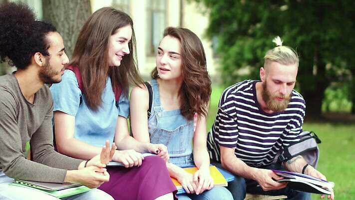 학생 라이프스타일 공원 교육 남자 행복 벤치 휴식 함께함 대화 미소 사람 앉기 소년 여러명 20대 야외 스터디 청춘 정원 공책 우정 그룹 대학교 다민족 단절 4K MP4 해외동영상 클립영상 공공시설 감정 어린이 다수 컨셉 의자 학교 모션 문구용품 표정 말하기 청년 생활 친구 학습 동영상 파일형식