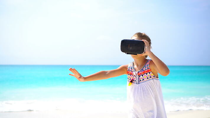 라이프스타일 응시 안경 어린이 모래 놀이 휴가 미래 휴식 고글 가면 한명 사람 해변 야외 디지털 헤드폰 장비 게임 체험 하이테크 전자 비전 보여주기 동영상 소통 혁명 반응 가상현실 인터랙티브 현실 4K MOV 해외동영상 클립영상 1 시선 잡화 바다 음향기기 컨셉 모션 기술 생활 파일형식