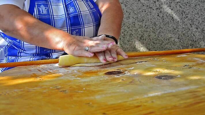 백인 전통 손 음식 재료 탁자 피자 사탕 요리 목재 쿠키 케이크 주방 식당 요리사 식사 저녁식사 이탈리아 빵집 흰색 신선 플랫 널 굽기 준비 날것 반죽 만들기 밀가루 밀대 동영상 밀가루반죽 건강식 그리스인 점심식사 옛날 페스츄리 핸드메이드 바클라바 MOV 튀르키예 해외동영상 클립영상 서양인 나무 직업 유럽 아시아 빵 컬러 가구 모션 주방용품 디저트 패스트푸드 서양음식 신체부위 상점 가루 구이 파일형식