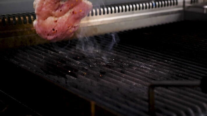 음식 백그라운드 모션 불 실내 건강 육류 스테이크 요리 사람없음 빨간색 여름 소풍 파티 주방 식당 식사 저녁식사 치킨 신선 뜨거움 닫기 연기 맛 그릴 바비큐 굽기 향신료 날것 숯 느림 점심식사 단백질 맛있는 MOV 해외동영상 클립영상 자연요소 계절 컬러 컨셉 식재료 주방용품 서양음식 이벤트 내부 야외활동 상점 구이 동영상 닭고기요리 영양소 향미료 파일형식