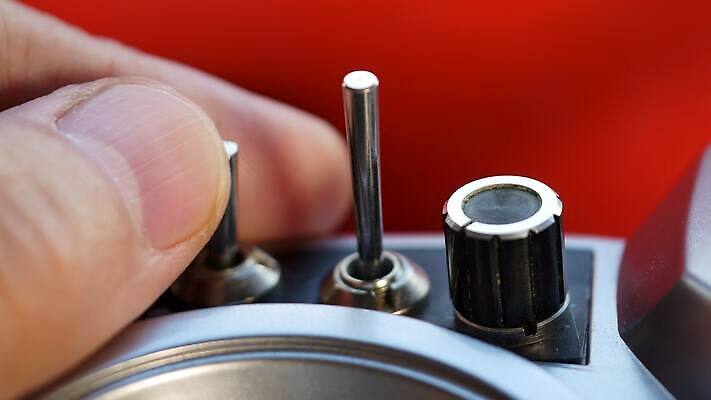 산업 손가락 자동차 손잡이 취미 빨간색 파란색 빛 장난감 금속 힘 미니어처 장비 게임 막대기 당기기 헬리콥터 은색 시작 라디오 순환 회전 잠금 전자 위치 팔 멀리 스위치 위로 그만 드론 송신기 제어 4K MOV 해외동영상 클립영상 손 육상교통 컬러 모션 재질 놀이 비행기 신체부위 전자제품 모형 보안 동영상 파일형식