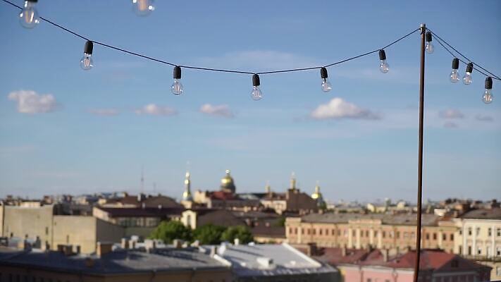 문화 줄 여행 전구 건축양식 거리 매달리기 풍경 사람없음 야외 건물 장식 여름 빛 파티 축제 화환 램프 축하 소프트포커스 러시아 보케 스카이라인 러시아인 블러 MOV 해외동영상 클립영상 서양인 건축물 계절 건축 꽃 유럽 컨셉 모션 조명 촬영기법 이벤트 동영상 파일형식